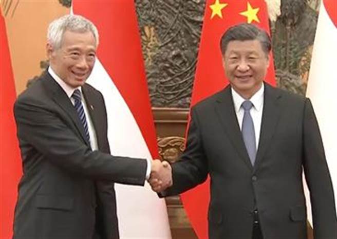 习近平会见李显龙提升中星全方位高品质前瞻性伙伴关系。（人民日报）