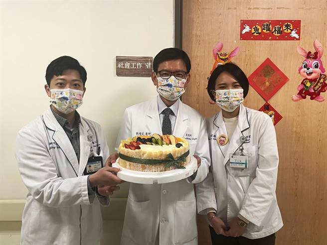 双和医院社工金姗明（左）、张芷维（右）日前获得政府肯定；图中为双和医院副院长刘灿宏。（双和医院提供）