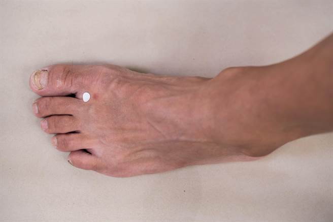 行間穴位置。（馬光中醫提供／崔正綱高雄傳真）