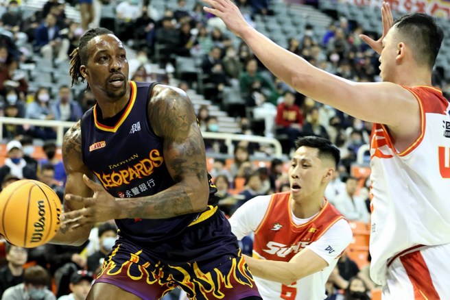 霍华德(左)今天只拿追平本季最低的11分。(云豹提供)