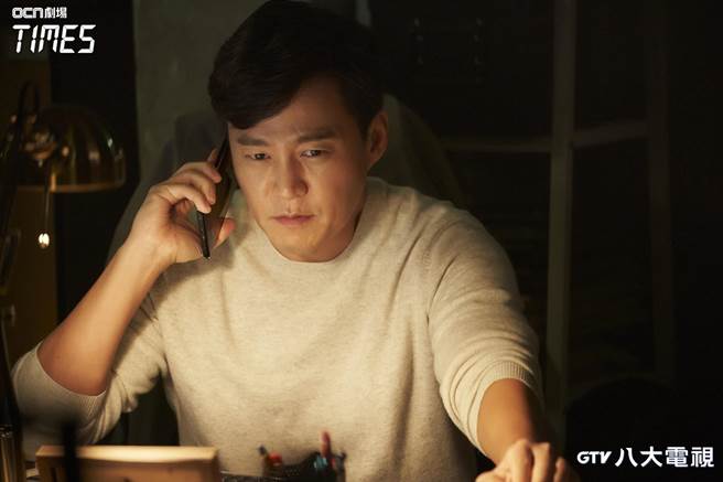 李瑞镇在《TIMES》里化身记者，却对相机有使用障碍。（八大提供）