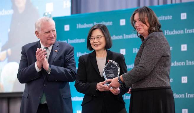 蔡英文总统于美东时间30日晚间，受邀出席美国「哈德逊研究所」举办的晚会并获颁「全球领导力奖」。（总统府提供）