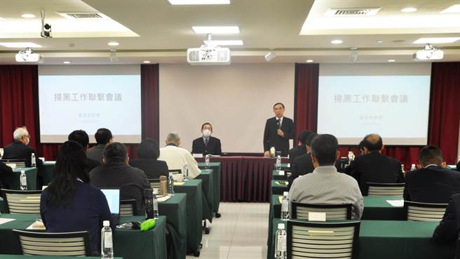 最高检今邀集全国检调廉首长召开「扫黑工作联繫会议」，法务部长蔡清祥(右)指示检调廉积极扫黑。(最高检提供)