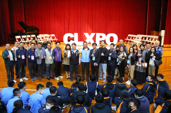 中和区市议员邱烽尧以及多达十所国小校长、辅导主任、家长会长亦亲临现场，对竹林中学学生探索知识、乐于分享的学习态度予以高度支持。(竹林中学提供)