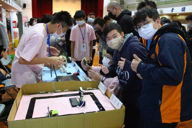 博览会参展内容相当多元、丰富，都是同学们依据自己的兴趣，设定主题、搜集资料、设计展出型态。(竹林中学提供)