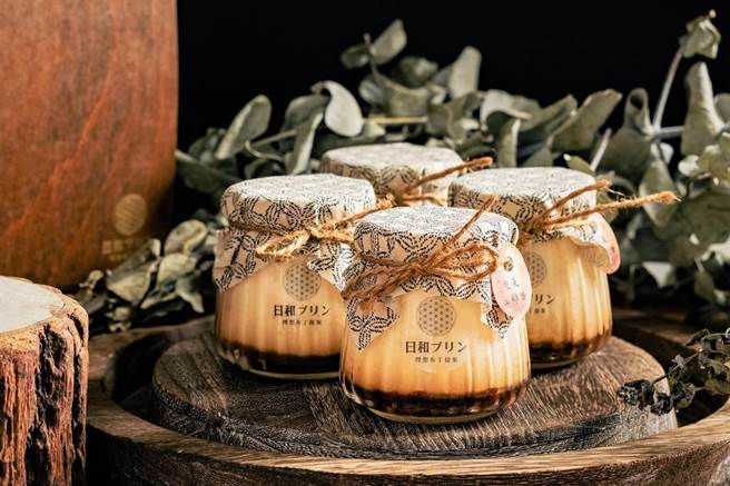 4F美食街快闪台南最夯「日和理想布丁」，品嚐台湾土鸡蛋的浓醇口感。（巨城提供／王惠慧新竹传真）