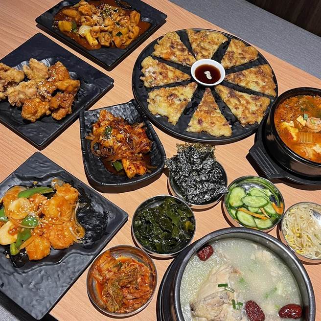 B1「朝鲜馔」推出春川辣鸡、独家蜂蜜炸年糕等独门料理，平价享受道地韩国经典美食。（巨城提供／王惠慧新竹传真）