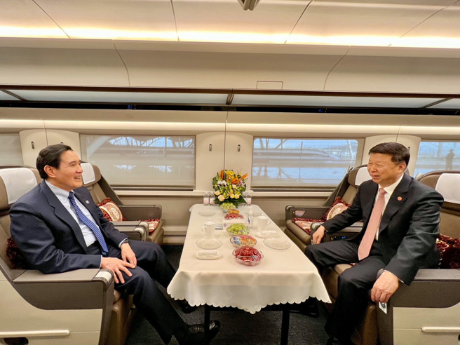 马英九前总统31日午间自武汉高铁站搭乘復兴号前往湖南长沙，由国台办主任宋涛陪同搭乘，两人沿路相谈愉快，稍早已抵达长沙高铁南站。（马英九办公室提供 ）