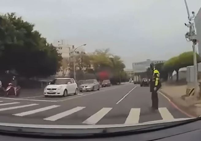 驾驶未礼让斑马线上「警察」，惨收3600元罚单，但他不禁抱怨「觉得是圈套」。（翻摄自脸书爆废公社二馆）