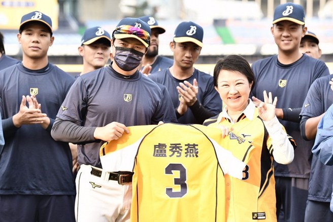 台中市長盧秀燕(右)拿著中信兄弟3號球衣比出3連霸手勢。(台中市政府運動局提供)
