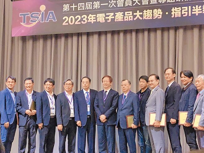 台湾半导体产业协会（TSIA）30日召开第14届首次会员大会，台积电董事长刘德音（左六）以TSIA理事长身分致词时，期许台湾应建构半导体产业生态圈并引领产业升级。图／涂志豪