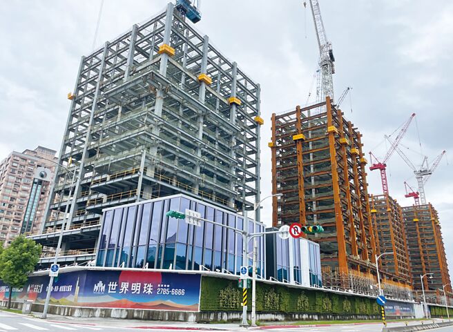 戴德梁行取得南港办公地标「世界明珠」A栋办公大楼独家租赁和销售代理权。图／蔡惠芳