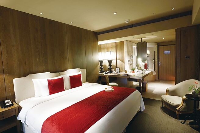 君品酒店力行减碳，房内不主动提供一次性备品，以玻璃瓶取代宝特瓶装水，降低一次性塑料废弃物的产生。图／台北君品酒店提供