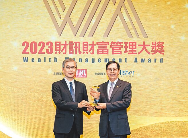 凯基证券积极推动永续政策，甫获颁财讯「最佳公益推动奖」，由金管会主委黄天牧（左）颁奖，凯基证券董事长许道义（右）代表领奖。图／凯基证券提供