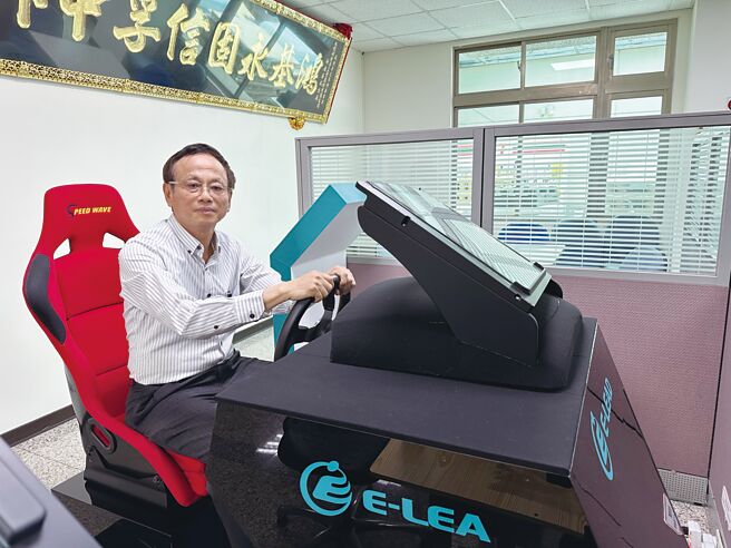 怡利电总裁陈锡苍，亲自操作抬头显示器（HUD）主机或360度环景系统的模拟状况。图／刘朱松