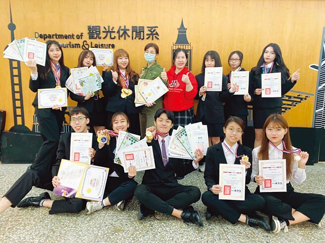 龙华观休系着重职能训练成效，辅导学子考取专业证照具备职场技能。图／龙华科大提供