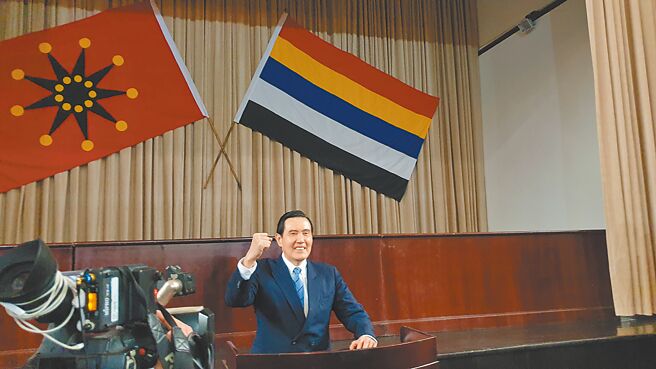 前总统马英九率团至大陆访问，30日上午8点45分参访武汉辛亥革命博物院。马英九站在大会厅的演讲台前，举起右手握拳，模仿孙中山先生的广东粤语乡音说，「三民主义，五权宪法」，讲完之后自己呵呵大笑。（蓝孝威摄）