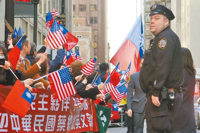 蔡英文总统过境纽约，有不少人到她下榻的饭店外挥舞中华民国国旗，欢迎她。（中央社）