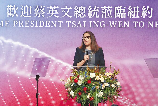 蔡英文總統過境美國紐約，並於美東時間29日晚間出席僑宴，圖為美國在台協會（AIT）主席羅森柏格與會並上台致詞。（中央社）