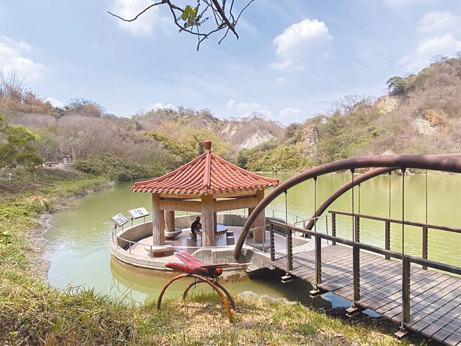 龙崎牛埔农塘又称「梦幻湖」，景致迷人，水中凉亭更是吸睛景点。（曹婷婷摄）