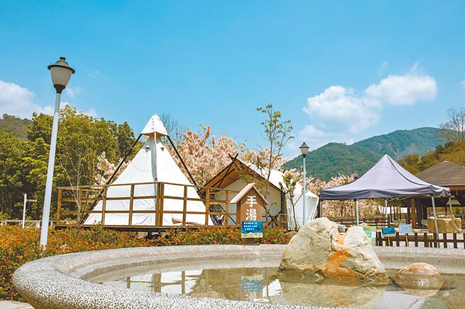 3月正值黃花風鈴木盛開，高雄市區隨處可見耀眼的金黃花色妝點；而寶來花賞溫泉公園4月花旗木盛開，搭配體會當地最有名溫泉是一大享受。（高市府觀光局提供／洪浩軒高雄傳真）