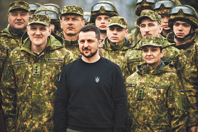 在援乌听证会上，共和党麦考尔强调需监督资金使用情况，民主党刘云平质疑听证会恐成俄国讯息战素材。图为乌克兰总统泽伦斯基（中）参加庆祝 NGU 9 周年的庆祝活动。（摘自乌克兰总统府官网）