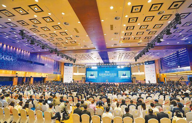 《注定一战？中美能否避免修昔底德陷阱》作者、哈佛大学教授艾利森，在博鳌亚洲论坛主张通过超出以往的外交做法来避免歷史重演。图为博鳌亚洲论坛开幕式。（中新社）