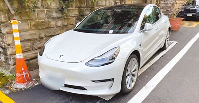 新北市即起取消電動車路邊停車優惠，恢復一般汽車收費管理。（新北市交通局提供／葉德正新北傳真）