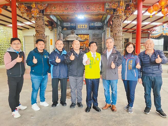 新北市土城區公所推動龍泉溪藍帶周邊環境創生營造計畫，盼帶動地方觀光，立委吳琪銘、營建署等單位昨前往現場會勘。（吳琪銘提供／蔡雯如新北傳真）