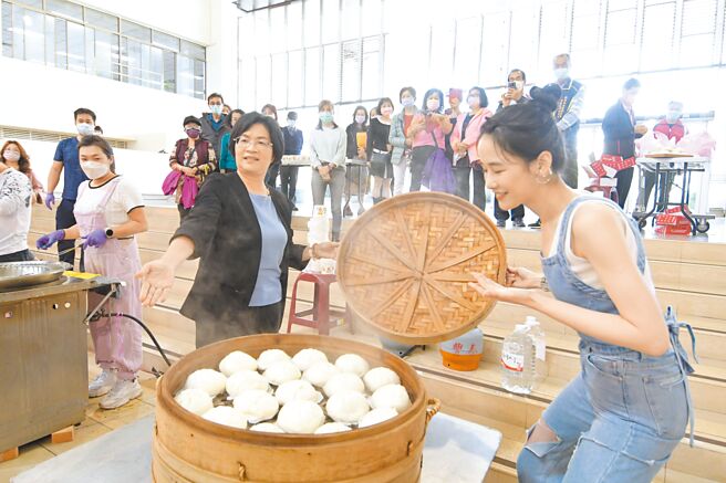 彰化县举办「沿线寻味～带着味蕾游彰化」活动，寻访飘香30年以上的老味道，县长王惠美和网红千千鼓舞一起来推荐，分享老店并挖掘更多隐藏版美食。（吴敏菁摄）