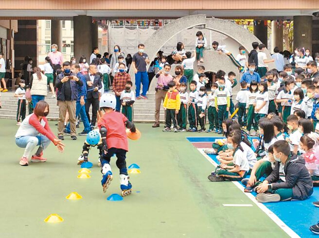 台中大里区永隆国小30日上午于校内举办「艺智爱玩客」活动迎接儿童节，台中特教学校感谢永隆国小师生去年捐赠15万元，特地来到永隆国小表演直排轮表达感谢。（潘虹恩摄）