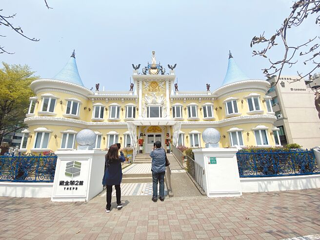 民眾路过「全台最美公署」，都会忍不住停下来拍照，也很期待它重新开张。（曹婷婷摄）