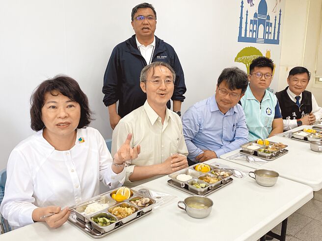 嘉义市长黄敏惠（左一）肯定文雅国小用「幸福嘉义米 」作为儿童节午餐，表达对稻米博士吴永培的敬意。（廖素慧摄）