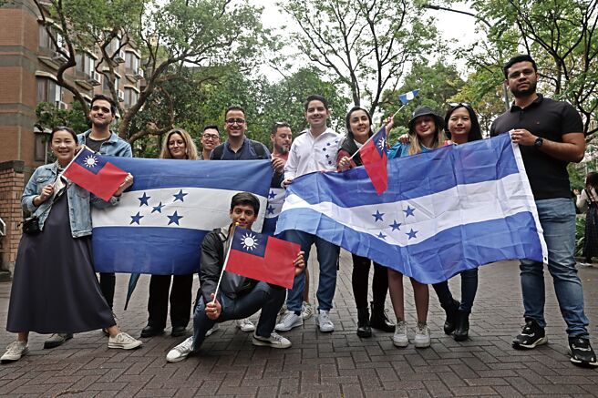 宏都拉斯副外长日前证实，曾多次向台湾要求20亿美元的金援。图为宏国在台侨民与学生在台力挺台湾，感谢台湾替他们所做的一切。（张铠乙摄）