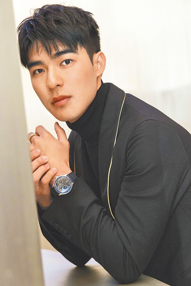 伯爵大使陈昊森受邀出席日内瓦WW表展，戴Polo系列黑曜石面盘超薄万年历珠宝表。（PIAGET提供）