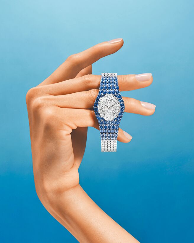 伯爵Limelight Aura系列白金蓝宝石珠宝腕表，搭载自制430P手动上炼机芯。（PIAGET提供）