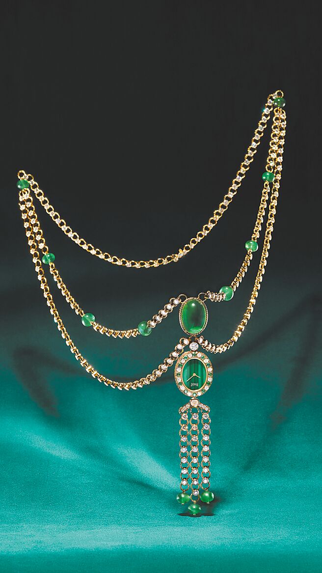 PIAGET Swinging Sautoir 18K玫瑰金孔雀石面盘祖母绿项炼表，全球限量一件。（PIAGET提供）