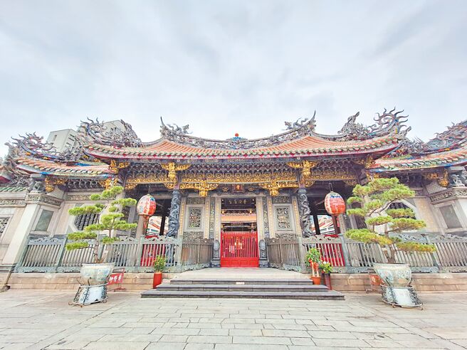 三星Galaxy A54在背光的陰天下，也能拍出暗部明亮、天空雲層清楚的照片，而且對焦迅速、光暗處理相當不錯。（石欣蒨攝）