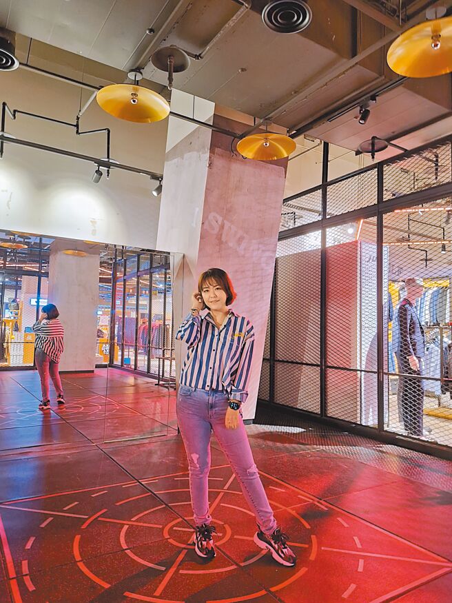 三星Galaxy A54的OIS及感光元件同步升級，在低光源及帶紅光的環境下，都能拍出明亮、色彩不過度濃厚的照片。（石欣蒨攝）