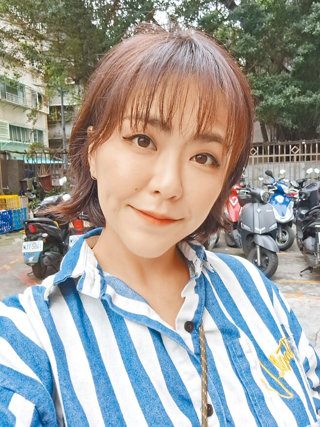 三星Galaxy A54搭載了F2.2的3200萬像素的前置鏡頭，加上內建的多種濾鏡、美顏自拍或錄影功能，美照輕鬆拍。（石欣蒨攝）