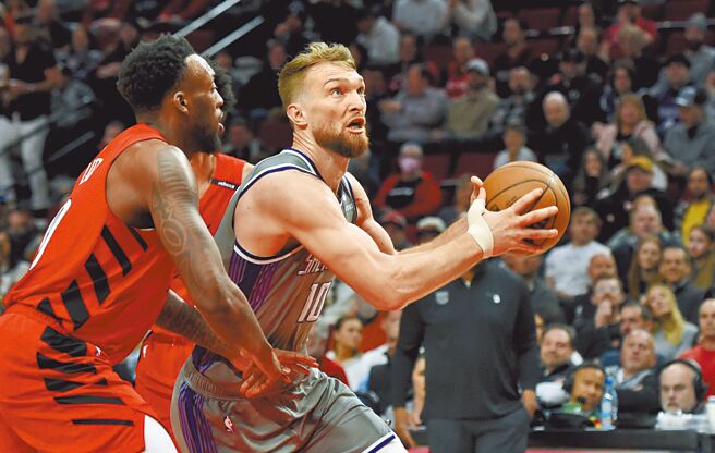 国王队前锋沙波尼斯（右）甩开拓荒者前锋利托杀入禁区。（美联社）