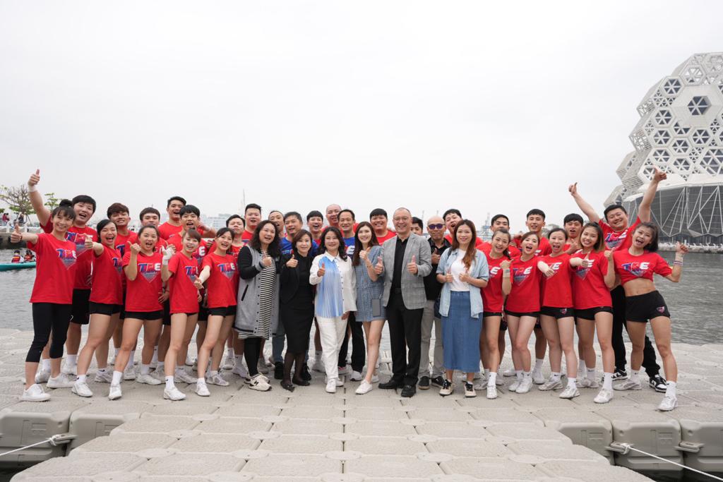 亞果遊艇連假高雄舉辦愛河灣春吶活動，邀請競技啦啦隊中華代表隊開場表演。（亞果提供）