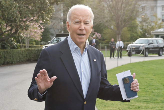 2023年3月31日，拜登正走向海军陆战队一号直升机，前往密西西比州查看龙卷风造成的破坏。（路透社）