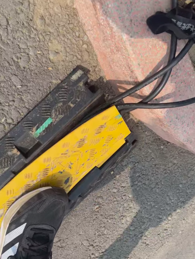 杨皓崴认为突起物可能让民眾受伤。(图/杨皓崴 FB)