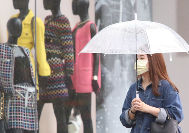 明天北部及東半部地區有短暫陣雨，中南部山區午後有局部短暫陣雨，北部及宜蘭天氣轉涼。（示意圖／資料照）