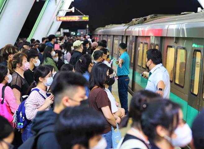 一名女歌迷3月31日参加完五月天演唱会准备返家，因不明原因突然在高雄捷运世运站售票口处昏倒。（示意图／高雄捷运提供）