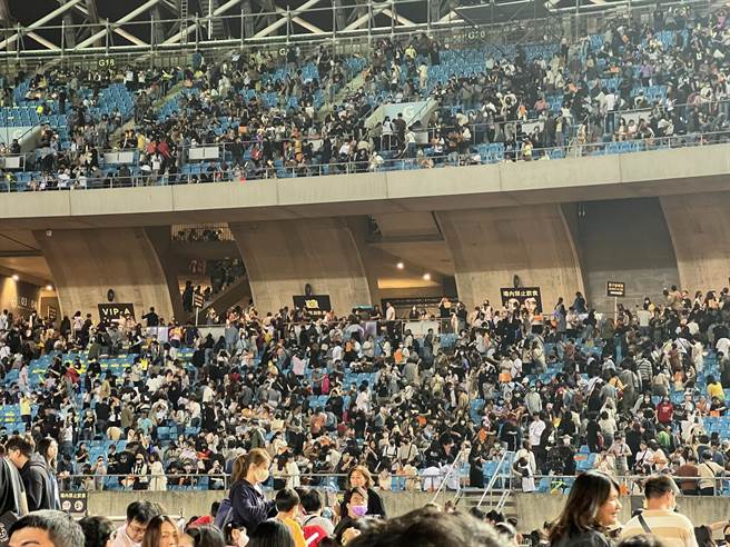 五月天3月31日在世运主场馆举办演唱会，有女歌迷看完后身体不适，送医急救。图为3月31日演唱会后民眾散场情形，非当事人。（民眾提供／林瑞益高雄传真）