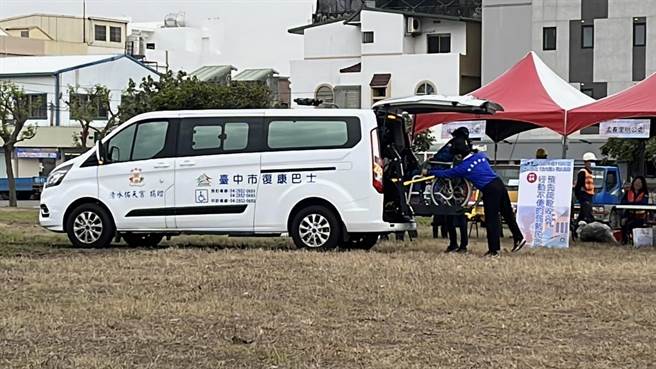 台中市大甲区112年度水灾防汛（含地震）实兵演习，进行弱势民眾疏散演练。（台中市政府提供）