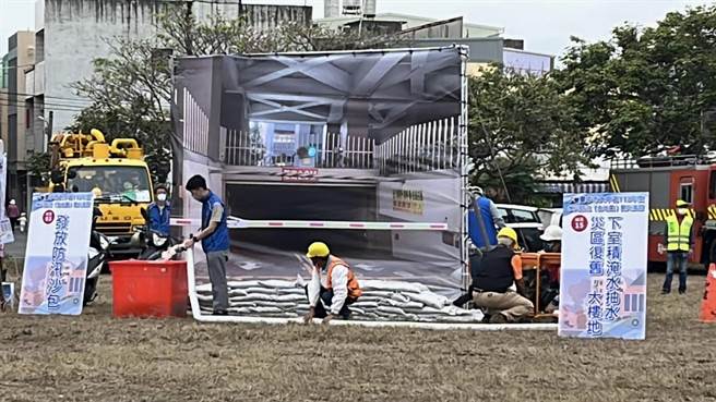 台中市大甲区112年度水灾防汛（含地震）实兵演习，地下室积水抽水演练。（台中市政府提供）