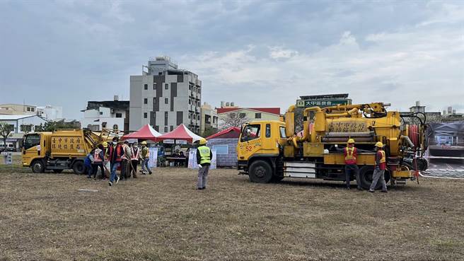台中市大甲区112年度水灾防汛（含地震）实兵演习，进行环境清洁演习。（台中市政府提供）